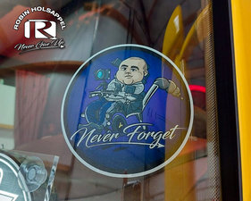 ROBIN HOLSAPPEL - NEVER FORGET - RAAMSTICKER